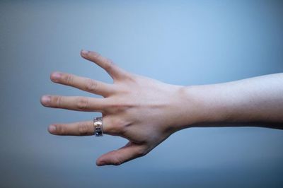 科學(xué)家研發(fā)低成本無線智能戒指，革新手指運(yùn)動(dòng)追蹤與健康監(jiān)測(cè)